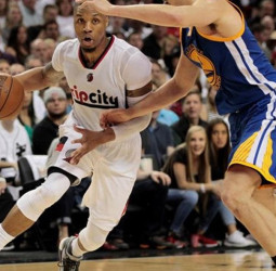 Lillard y el Moda Center aprietan la serie (2-1)