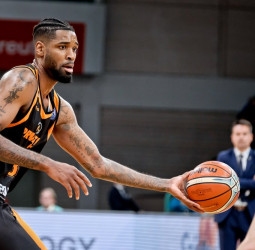 Octavius ​​Ellis refuerza el juego interior del Olympiacos