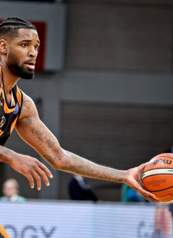 Octavius ​​Ellis refuerza el juego interior del Olympiacos