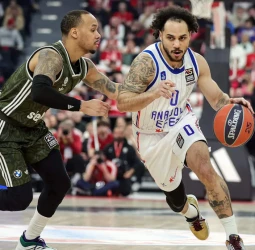 Shane Larkin resplandece y Anadolu Efes firma una victoria crucial en Múnich, 92-97