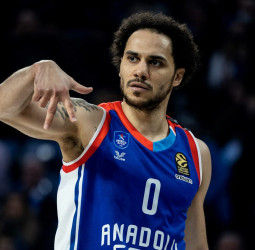 Shane Larkin, crítico ante su falta de minutos en el Anadolu Efes