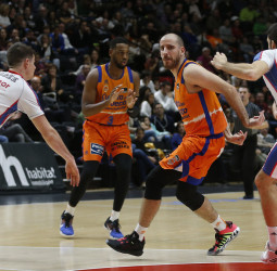 El Valencia Basket supera a un tenaz Monbus Obradoiro (86-76)