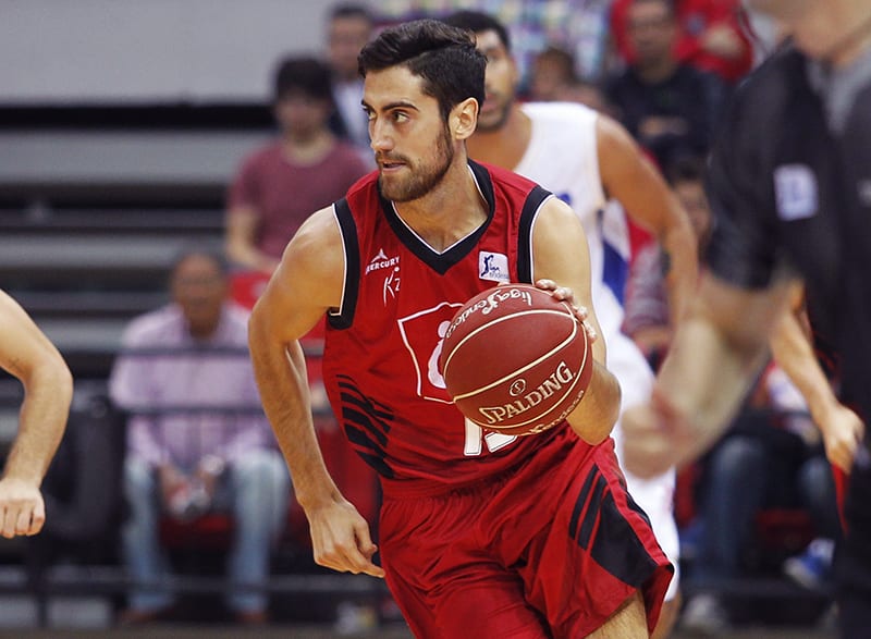 Joan Sastre firma con el Valencia Basket