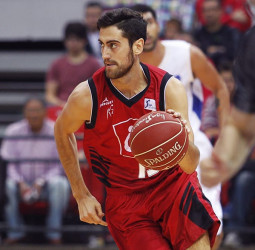 Joan Sastre firma con el Valencia Basket