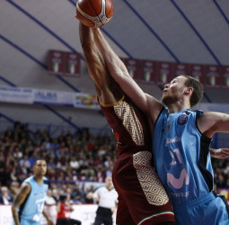 Ley de Murphy en Venecia: eliminados de la Champions (92-91)