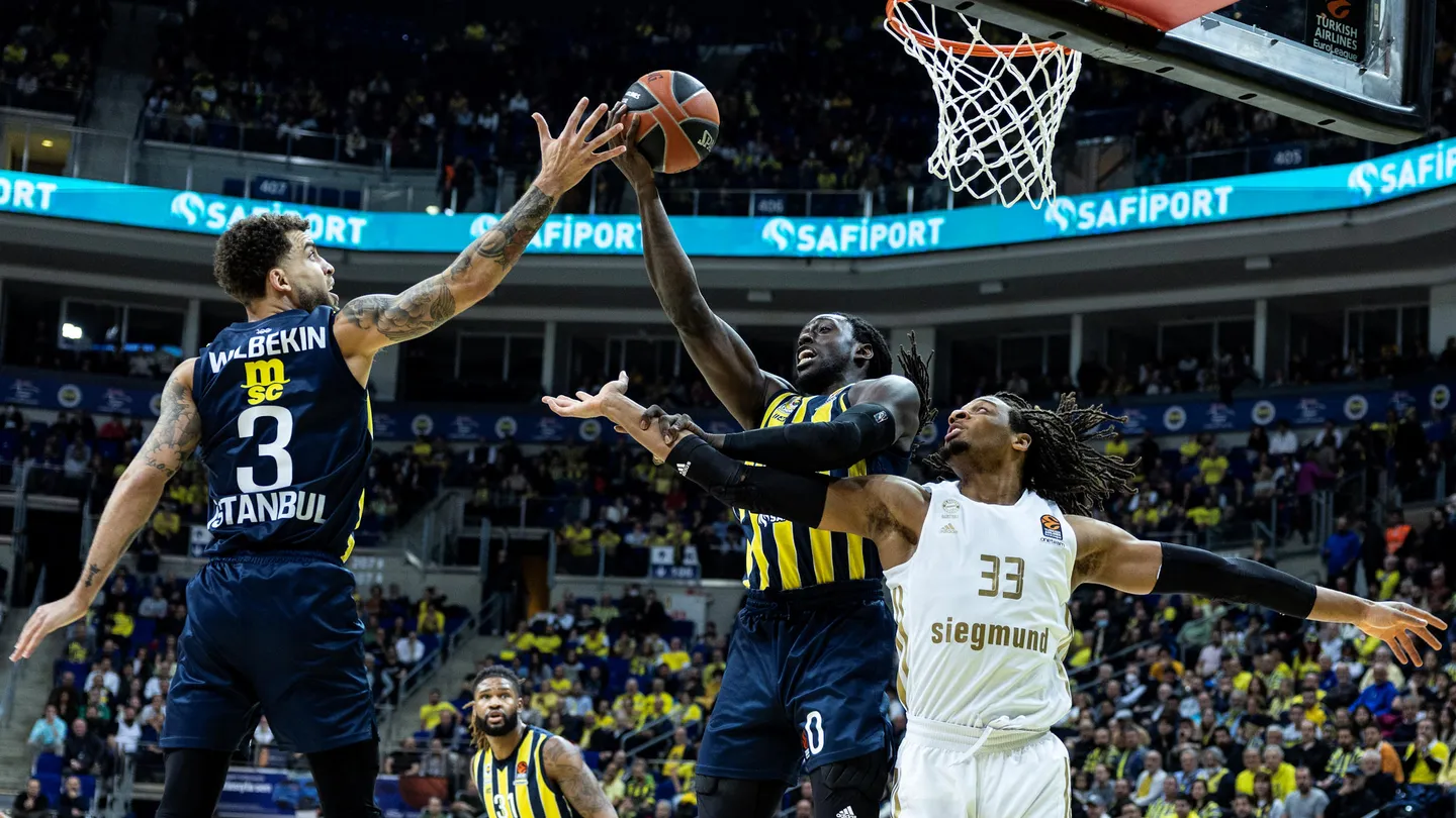 Motley lidera la victoria del Fenerbahce ante el Bayern, 79-71
