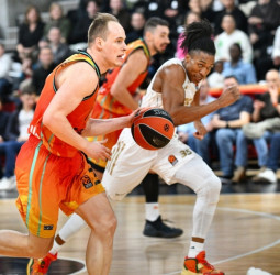 Valencia Basket gana en Astroballe en el séptimo intento y sigue creciendo (78-83)