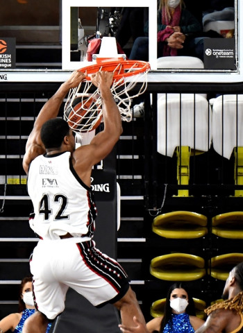 El Milán gana en Mónaco desde la defensa (65-71)