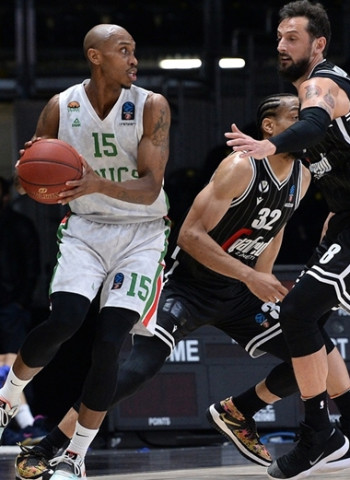 UNICS gana en Bolonia y completa la eliminación de la Virtus (100-107)
