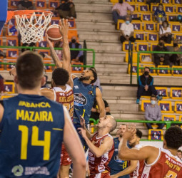 Un triple ganador de Kapelan mete a su Real Murcia en Playoffs y condena al COB a la LEB Plata