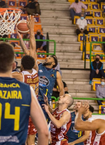 Un triple ganador de Kapelan mete a su Real Murcia en Playoffs y condena al COB a la LEB Plata