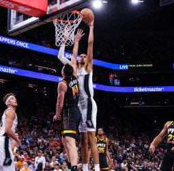 Un mate de Keldon Johnson culmina la remontada de los Spurs, 115-114
