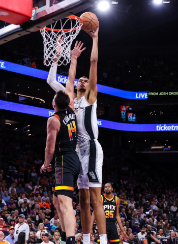 Un mate de Keldon Johnson culmina la remontada de los Spurs, 115-114