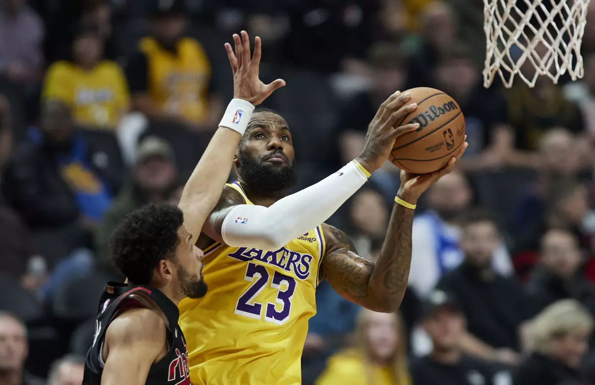 LeBron lidera a unos Lakers invictos en la Copa