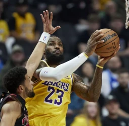 LeBron lidera a unos Lakers invictos en la Copa
