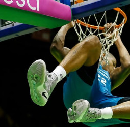 El Real Madrid vence en Sevilla y llegará líder al parón liguero (63-98)