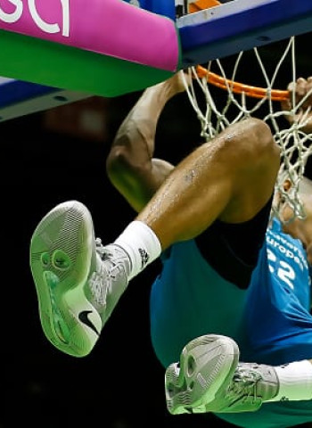 El Real Madrid vence en Sevilla y llegará líder al parón liguero (63-98)
