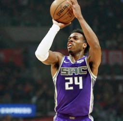 Hield a los Mavericks, Porzingis a los Kings