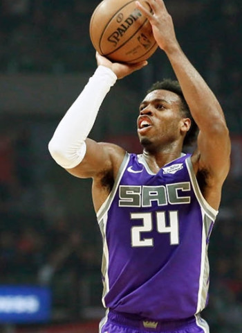 Hield a los Mavericks, Porzingis a los Kings