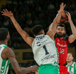 Un Thomasson heroico conquista Sevilla y le da vida al Coviran (85-91)