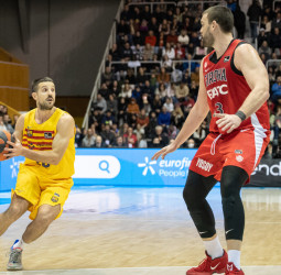 El Barça manda en Girona para sumar su 8ª alegría liguera seguida (73-84)