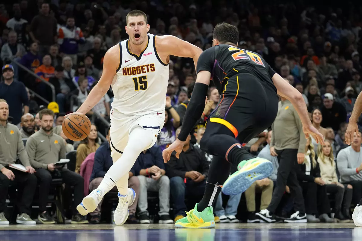 Los Nuggets se apoyan en la clarividencia de Jokic para ganar a los Suns