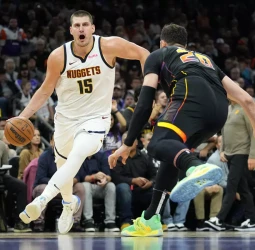 Los Nuggets se apoyan en la clarividencia de Jokic para ganar a los Suns