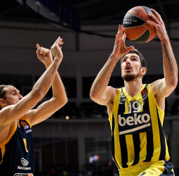 El Fenerbahce arrasa al Khimki y prolonga su racha (76-107)