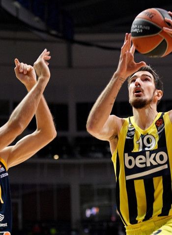 El Fenerbahce arrasa al Khimki y prolonga su racha (76-107)