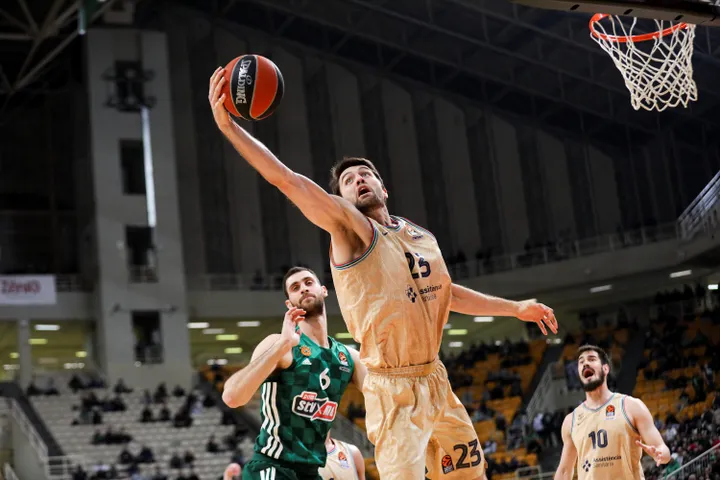 El Barcelona gana, y ya es equipo de playoff, 74-88