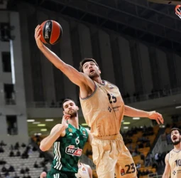 El Barcelona gana, y ya es equipo de playoff, 74-88