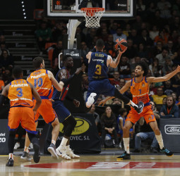 KIROLBET Baskonia cae en la Fonteta (105-77)