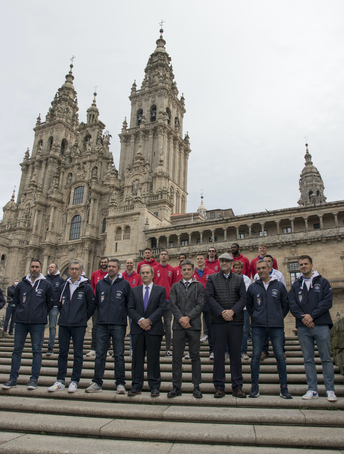 El Monbus Obradoiro recupera su visita a la Catedral y tradicional ofrenda al Apóstol Santiago