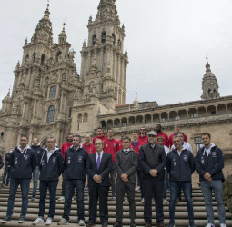 El Monbus Obradoiro recupera su visita a la Catedral y tradicional ofrenda al Apóstol Santiago