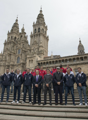 El Monbus Obradoiro recupera su visita a la Catedral y tradicional ofrenda al Apóstol Santiago