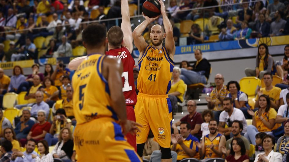 El Herbalife Gran Canaria regala una brillante remontada a su afición (84-79)