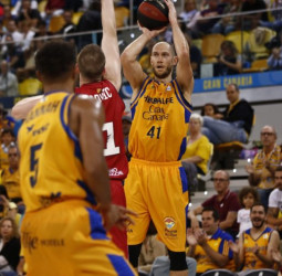 El Herbalife Gran Canaria regala una brillante remontada a su afición (84-79)