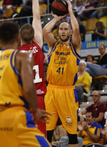 El Herbalife Gran Canaria regala una brillante remontada a su afición (84-79)