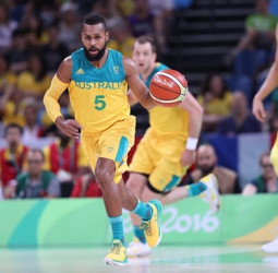 Mills y Bogut dan fuerza a los Boomers para vencer a Francia (87-66)