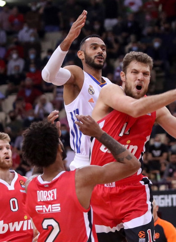 El Real Madrid pierde en el Pireo (74-68)