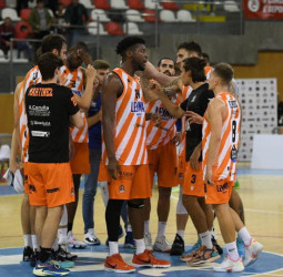Se escapó la primera en casa (63-71)