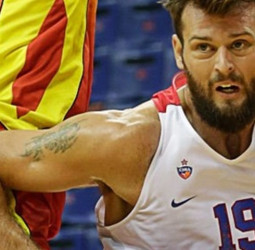 El calvario de Joel Freeland parece no tener fin