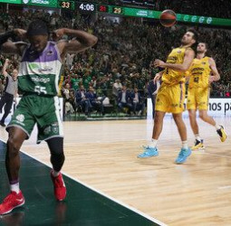 Unicaja se hace grande en el Carpena y vuela hacia semifinales (97-74)