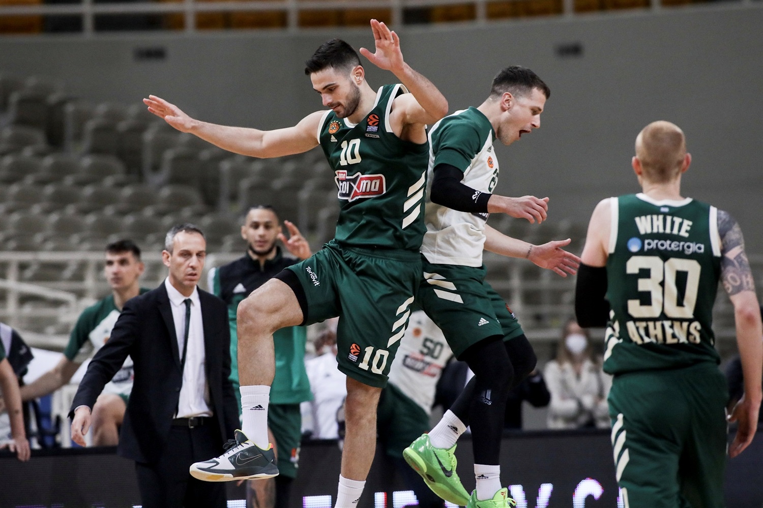 El Panathinaikos remonta una desventaja de 20 puntos y vence al Milán en la prórroga (86-83)