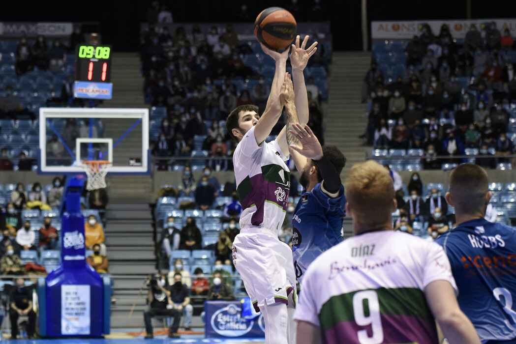 Brizuela y Oliver lideran a un Unicaja que arrasa con su intensidad a Monbus Obradoiro (71-85)