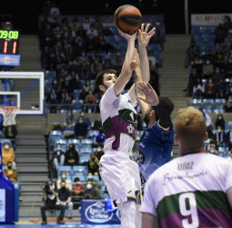 Brizuela y Oliver lideran a un Unicaja que arrasa con su intensidad a Monbus Obradoiro (71-85)