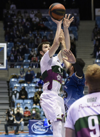 Brizuela y Oliver lideran a un Unicaja que arrasa con su intensidad a Monbus Obradoiro (71-85)