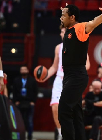 La EuroLeague sanciona de por vida a un aficionado por insultos racistas al árbitro Joseph Bissang