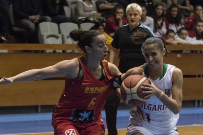 España ejerce de campeona en su arranque en Sofía (42-92)
