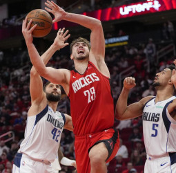 La noche NBA: Jokic mantiene su ritmo de triple-doble y los Kings se recuperan